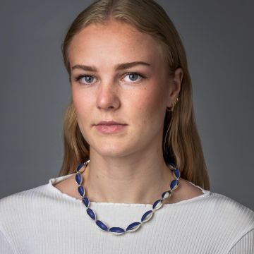 Halssmykke. Ingjerd Hanevold, blå kort