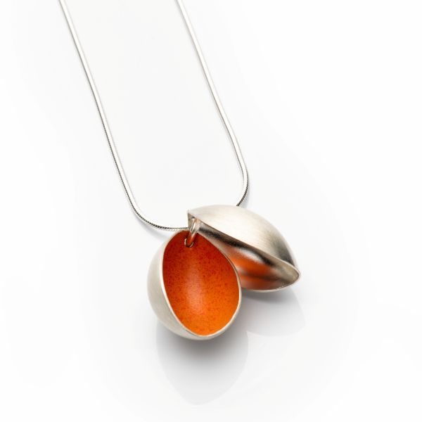 Anheng med kjede. Ingjerd Hanevold, «Flower Drop» Oransje