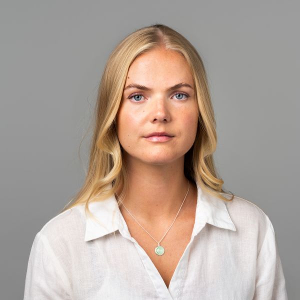 Halskjede. Nora Gulbrandsen, «Modell 1865». Rød emalje og sølv