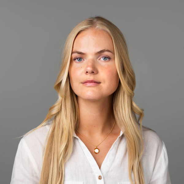Halskjede. Nora Gulbrandsen, grønn og hvitemalje og forgylt sølv