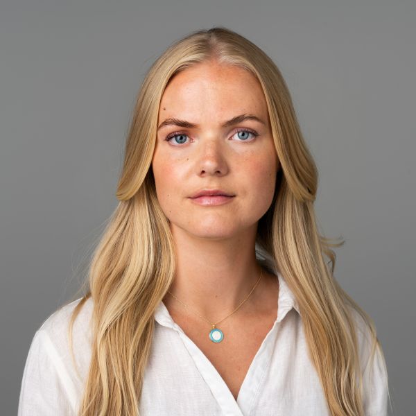 Halskjede. Nora Gulbrandsen, turkis og hvitemalje og forgylt sølv