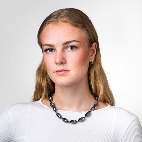 Halssmykke. Ingjerd Hanevold, oksidertsølv kort