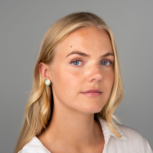 Øredobber. Nora Gulbrandsen, grønn og hvit emalje og forgylt sølv