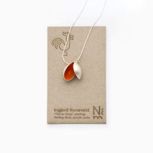 Anheng med kjede. Ingjerd Hanevold, «Flower Drop» Oransje