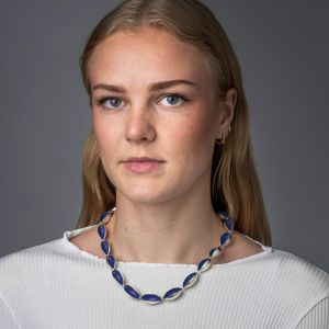 Halssmykke. Ingjerd Hanevold, blå kort