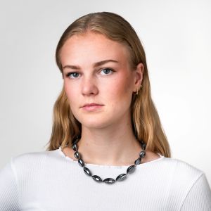 Halssmykke. Ingjerd Hanevold, oksidert sølv kort